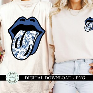 K&ouml;nnte beinhalten: Ein wei&szlig;es T-Shirt mit einem blauen und wei&szlig;en floralen Zungen-Design. Das Design ist eine stilisierte Zunge mit einem floralen Muster auf der Zunge und einem blauen Umriss. Das Shirt wird auf einem Model gezeigt, das Jeans tr&auml;gt.