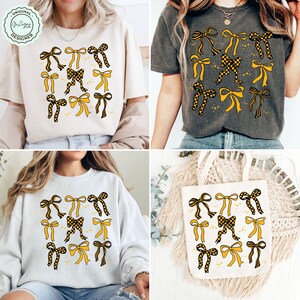 K&ouml;nnte beinhalten: Ein Satz von vier Bildern, die verschiedene M&ouml;glichkeiten zeigen, ein Design mit gelben und schwarzen karierten Schleifen zu tragen. Das Design ist auf einem wei&szlig;en T-Shirt, einem grauen T-Shirt, einem wei&szlig;en Sweatshirt und einer wei&szlig;en Einkaufstasche zu sehen.
