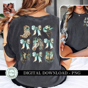 K&ouml;nnte beinhalten: Ein dunkelgraues T-Shirt mit einem Design aus t&uuml;rkisfarbenen Schleifen, Cowboystiefeln, einem Pferdekopf, einem Sattel und einer Weste. Das Design wird auf der R&uuml;ckseite des Shirts wiederholt. Das Shirt ist ein digitaler Download und im PNG-Format verf&uuml;gbar.