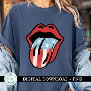 K&ouml;nnte beinhalten: Ein marineblaues T-Shirt mit einem rot-wei&szlig;-blauen amerikanischen Flaggen-Design auf einer Zunge, die aus einem Mund herausragt. Der Text "DIGITAL DOWNLOAD - PNG" befindet sich am unteren Rand des Bildes.