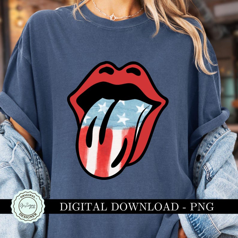 K&ouml;nnte beinhalten: Ein marineblaues T-Shirt mit einem rot-wei&szlig;-blauen amerikanischen Flaggen-Design auf einer Zunge, die aus einem Mund herausragt. Der Text "DIGITAL DOWNLOAD - PNG" befindet sich am unteren Rand des Bildes.