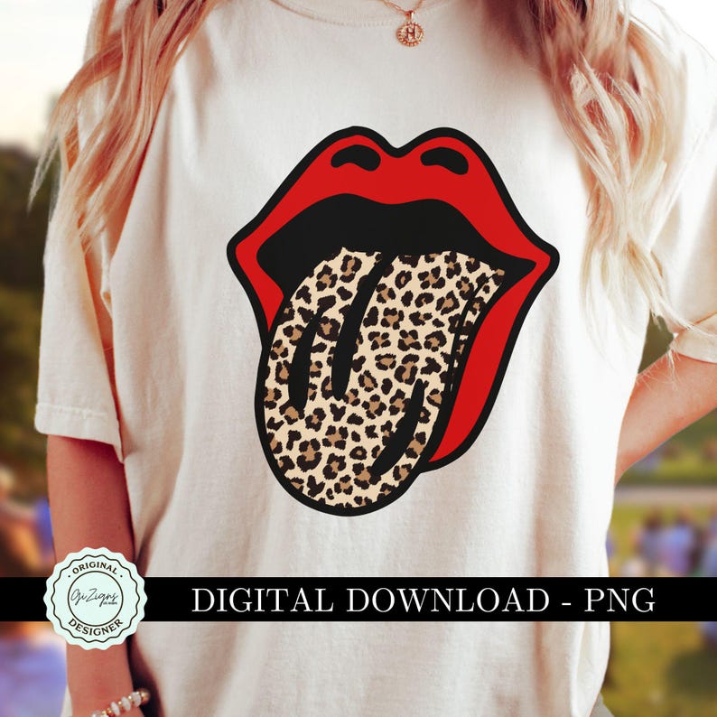 K&ouml;nnte beinhalten: Ein wei&szlig;es T-Shirt mit einer roten und schwarzen Grafik einer Zunge, die aus einem Mund herausragt. Die Zunge ist mit einem Leopardenmuster bedeckt. Der Text "DIGITAL DOWNLOAD - PNG" ist auf das T-Shirt gedruckt.