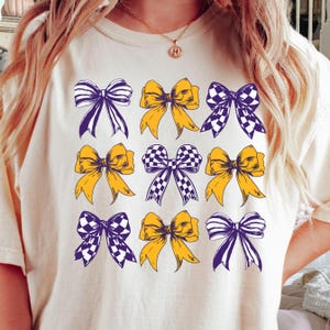 Colagem de clipart PNG de coquete de laço xadrez roxo e dourado, clipart de futebol de arco retrô aquarela preppy, design de PNG de sublimação de dia de jogo