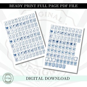 Puede incluir: Dos hojas de papel con dise&ntilde;os de fichas de Mahjong azules y blancas. Las fichas presentan varios s&iacute;mbolos y n&uacute;meros. El texto "READY PRINT FULL PAGE PDF FILE" y "DIGITAL DOWNLOAD" son visibles. Un logotipo de dise&ntilde;ador est&aacute; en la esquina inferior izquierda.
