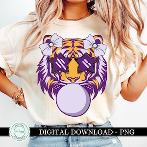 Tigre dorado y morado soplando burbujas PNG, cara de tigre con moño coqueto PNG, cabeza de tigre PNG, mascota con logotipo de tigre lindo, arte de pared para sublimación, estilo preppy