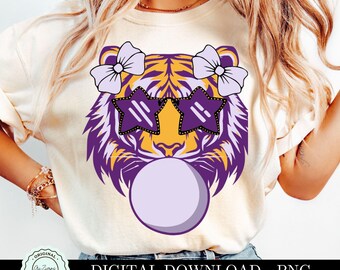 Tigre oro e viola che soffia bolle PNG, Tigre con fiocco Coquette faccia PNG, Testa di tigre PNG, Simpatico logo di tigre mascotte arte murale sublimazione preppy