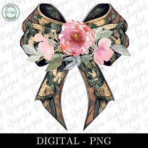 Può includere: Un fiocco di camouflage verde e marrone con un'arrangiamento floreale di fiori rosa e bianchi. Il fiocco è legato in un nodo e i fiori sono disposti attorno al nodo.