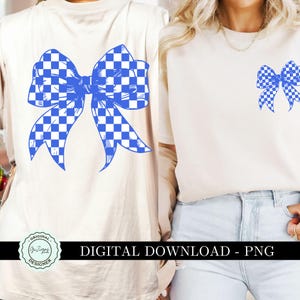 K&ouml;nnte beinhalten: Ein digitaler Download eines blauen und wei&szlig;en karierten Schleifen-Grafik. Die Schleife ist auf einem wei&szlig;en T-Shirt abgebildet. Die Grafik ist perfekt zum Erstellen von individuellen T-Shirts, Tassen, Tragetaschen und anderen Bastelarbeiten.