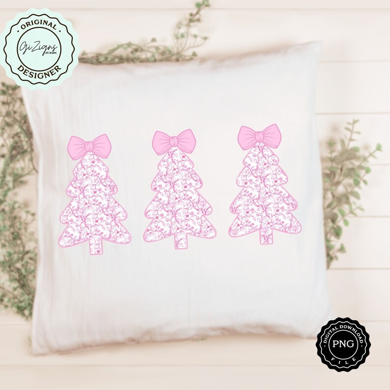 Pu&ograve; includere: Tre alberi di Natale rosa con un motivo floreale bianco e fiocchi rosa in cima. Gli alberi sono su uno sfondo bianco.