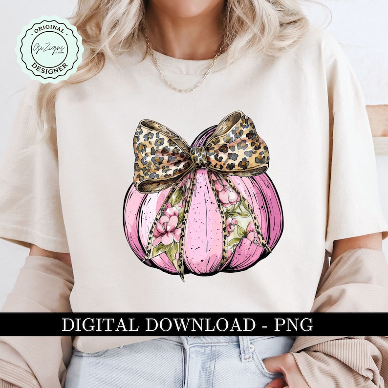 Pode incluir: Uma ab&oacute;bora rosa com um design floral e um la&ccedil;o de estampa de leopardo. A ab&oacute;bora est&aacute; sobre um fundo branco. DOWNLOAD DIGITAL - PNG