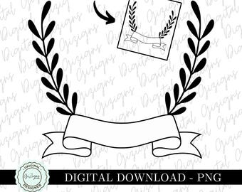 Puede incluir: Descarga digital en blanco y negro de una corona con una pancarta. La corona está hecha de hojas y la pancarta está en blanco. El texto "Archivo adicional incluido" y "DESCARGA DIGITAL - PNG" también está incluido en la imagen.
