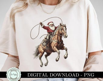 Pode incluir: Uma camiseta branca com uma ilustração digital do Papai Noel montando um cavalo marrom. O Papai Noel está vestindo um terno vermelho e uma barba branca. Ele está segurando um laço em sua mão direita. O cavalo está usando uma sela marrom e uma rédea. O fundo é branco. "Original Designer" é impresso em um círculo no canto inferior esquerdo da imagem. "DIGITAL DOWNLOAD - PNG" é impresso na parte inferior da imagem.
