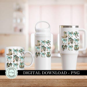 K&ouml;nnte beinhalten: Drei wei&szlig;e Sublimationsrohlinge zum Erstellen von personalisierten Tassen und Wasserflaschen. Die Designs zeigen ein Muster aus Pferden, Stiefeln, H&uuml;ten und Schleifen in Braun-, Blaugr&uuml;n- und Wei&szlig;t&ouml;nen.
