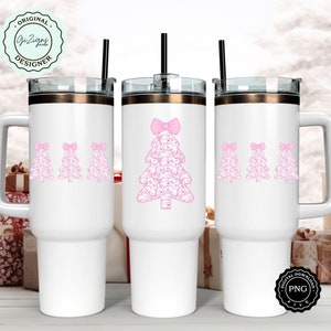Pu&ograve; includere: Tre bicchieri in acciaio inossidabile bianco con disegni di alberi di Natale rosa. Il bicchiere centrale presenta un albero grande con un fiocco rosa. I bicchieri sui lati presentano tre alberi pi&ugrave; piccoli con fiocchi rosa.