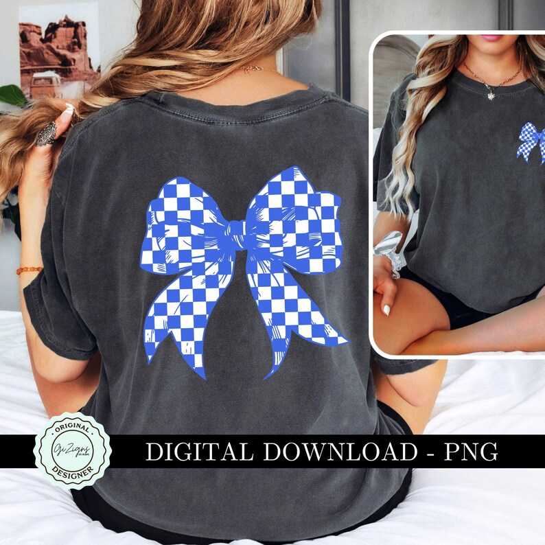 K&ouml;nnte beinhalten: Ein digitaler Download eines blauen und wei&szlig;en karierten Schleifen-Grafik. Die Schleife befindet sich auf einem dunkelgrauen T-Shirt. Die Grafik ist perfekt f&uuml;r die Erstellung von individueller Kleidung, Kunsthandwerk und anderen Projekten.