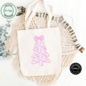 Pu&ograve; includere: Una borsa di tela bianca con un design di albero di Natale rosa. L'albero &egrave; pieno di un motivo floreale bianco e ha un fiocco rosa in cima.