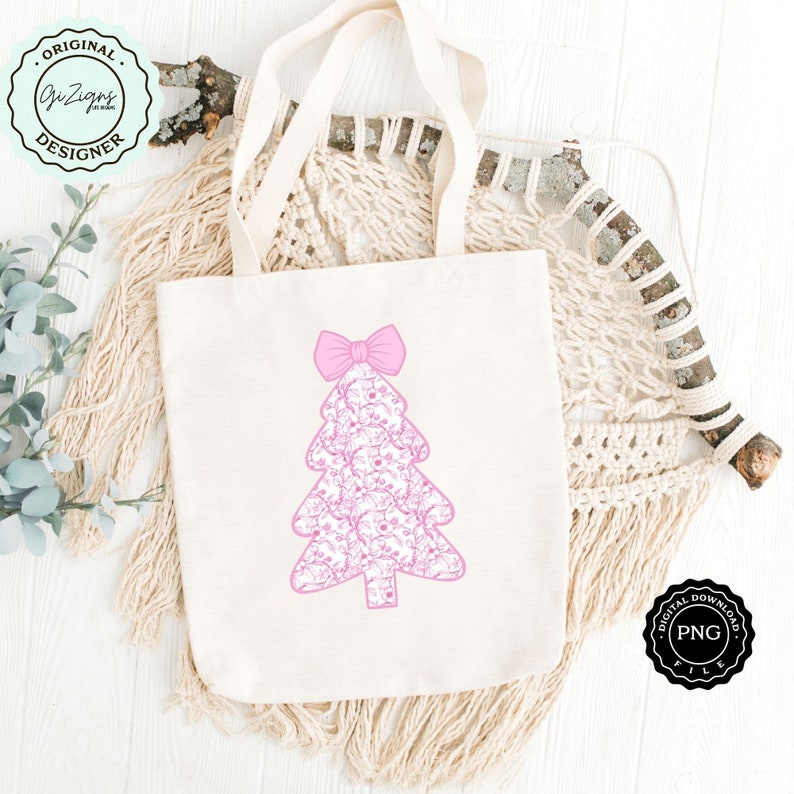 Pu&ograve; includere: Una borsa di tela bianca con un design di albero di Natale rosa. L'albero &egrave; pieno di un motivo floreale bianco e ha un fiocco rosa in cima.
