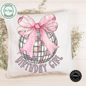 Op de afbeelding: Een roze en witte discobal met een roze strik erop. De tekst "Birthday Girl" staat onder de discobal.