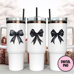 Pode incluir: Tr&ecirc;s copos de a&ccedil;o inoxid&aacute;vel branco com tampas pretas e canudos pretos. Cada copo apresenta um design de la&ccedil;o preto em aquarela.