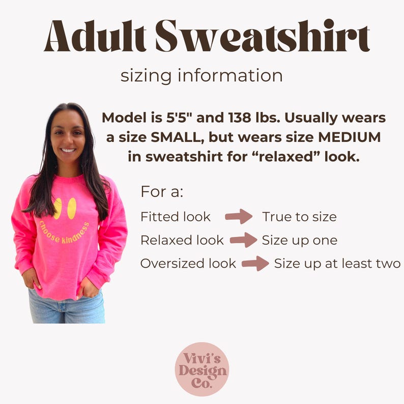Pode incluir: Uma camisola rosa para adultos com o texto "Choose kindness" em letras amarelas e um rosto sorridente amarelo. A modelo est&aacute; usando um tamanho m&eacute;dio, mas normalmente usa um tamanho pequeno. S&atilde;o fornecidas informa&ccedil;&otilde;es de tamanho para looks ajustados, relaxados e de tamanho grande.