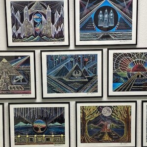 Peut inclure: Une collection de huit estampes abstraites encadrées avec des motifs et des designs géométriques dans des tons de bleu, noir, blanc et rouge. Les estampes sont encadrées en noir et ont une esthétique moderne.