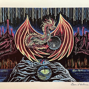 Può includere: Un disegno in bianco e nero di un drago rosso con accenti gialli, che tiene una sfera nelle sue grinfie. Il drago è circondato da una città e un cielo stellato. Il disegno è firmato "Dean Hartman 3323" in basso a destra.