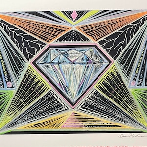 Może przedstawiać: Czarno-biały geometryczny wydruk sztuki abstrakcyjnej z dużym diamentem w środku. Diament jest otoczony różnymi liniami i kształtami w odcieniach zieleni, żółci, pomarańczy, różu i błękitu. Wydruk jest podpisany "Bree Hartman" w prawym dolnym rogu.
