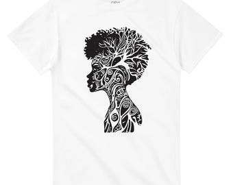Puede incluir: Camiseta blanca con un gráfico en blanco y negro del perfil de una mujer. El diseño incorpora elementos de árbol en el cabello y patrones intrincados en el cuello y la cara. La camiseta tiene cuello redondo y mangas cortas.