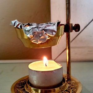 This Uunsi Bakhoor Incense Burner allows you to adjust the heat intensity. Move the handle up or down to control the heat intensity.