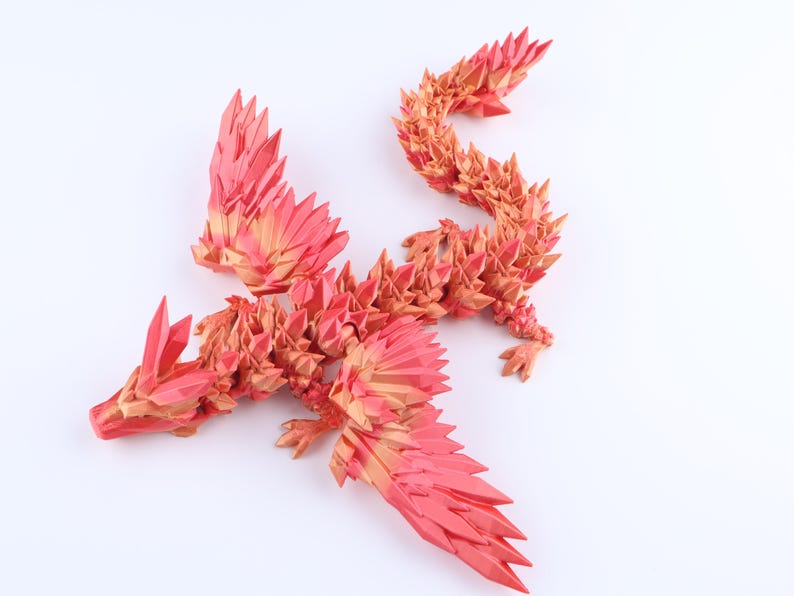 Puede incluir: Una figura de drag&oacute;n con una estructura cristalina facetada y un degradado de color que va del rojo intenso al naranja claro. La criatura tiene alas articuladas, una larga cola segmentada y p&uacute;as geom&eacute;tricas afiladas a lo largo del cuerpo.