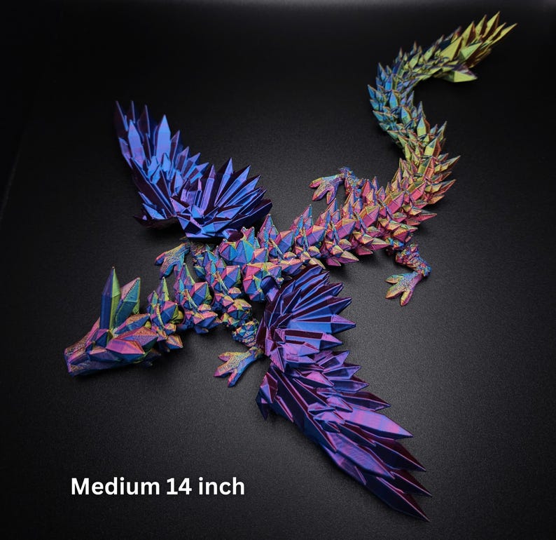 Puede incluir: Una figura de drag&oacute;n articulada de 35,56 cm con una estructura geom&eacute;trica similar a un cristal y un acabado iridiscente vibrante que cambia entre tonos azul profundo, p&uacute;rpura, magenta y dorado en sus alas, cuerpo y larga cola.