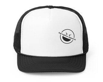 Op de afbeelding: Een witte en zwarte truckercap met een zwart lachend gezichtlogo en de tekst "Egregious Apparel" op de voorkant.