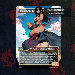 Puede incluir: Una carta de juego de fantasía que representa a una mujer montando un dinosaurio. La carta se titula "Indominus Rex, Alpha" y tiene una fuerza y resistencia de 6/6. El texto de la carta describe las habilidades de la criatura, incluyendo volar, ataque primero, ataque doble, toque mortal, inmunidad a hechizos, prisa, indestructible, vínculo vital, amenaza, alcance, pisotear y vigilancia.