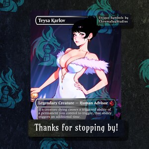 Może przedstawiać: Fantastyczna karta kolekcjonerska przedstawiająca kobietę z czarnymi włosami i białą sukienką. Karta nosi tytuł "Teysa Karlov" i zawiera tekst "Legendarne stworzenie - Doradca ludzki". Tekst brzmi: "Jeśli śmierć stworzenia powoduje, że wyzwolona zdolność trwałego obiektu, który kontrolujesz, zostaje aktywowana, ta zdolność zostaje aktywowana dodatkowo."