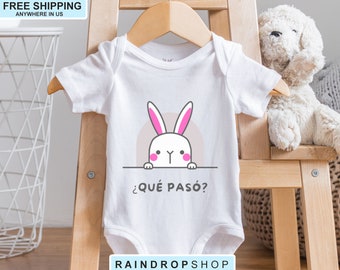 Adorable "Qué pasó" Baby Bodysuit, Cute Baby Clothes, Baby Shower Gift, Baby Boy, Baby Girl, Spanish Baby Outfit, Espanol Baby Shower, Anime