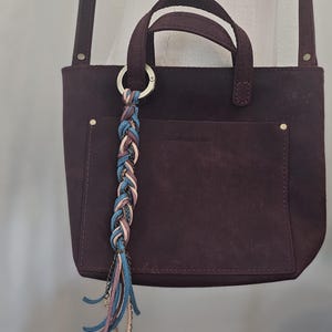 Adorno colgante trenzado multicolor personalizado, cadena elegante envuelta y flecos, dijes de cuero artesanal de primera calidad, bufanda con cremallera, borla de bolso elegante