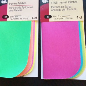 Könnte beinhalten: Vier Packungen Bügelbilder, jede Packung enthält vier Bilder. Die Bilder sind 5 Zoll mal 5 Zoll (12,70 cm x 12,70 cm) groß. Die Bilder sind in verschiedenen Farben, darunter Grün, Orange, Pink, Gelb, Blau und Türkis.