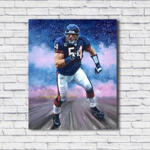 Puede incluir: Pintura al &oacute;leo de un jugador de f&uacute;tbol americano con uniforme azul marino con el n&uacute;mero 54. El jugador corre por una carretera con un fondo borroso de tonos rosas y azules. La pintura est&aacute; firmada "PN & LR".