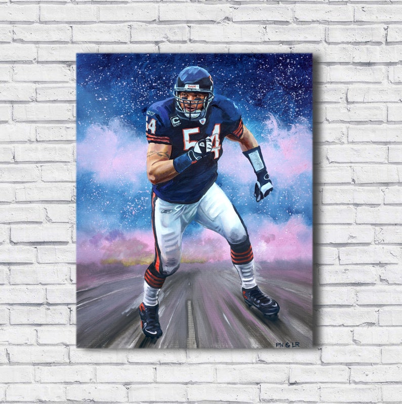 Puede incluir: Pintura al &oacute;leo de un jugador de f&uacute;tbol americano con uniforme azul marino con el n&uacute;mero 54. El jugador corre por una carretera con un fondo borroso de tonos rosas y azules. La pintura est&aacute; firmada "PN & LR".