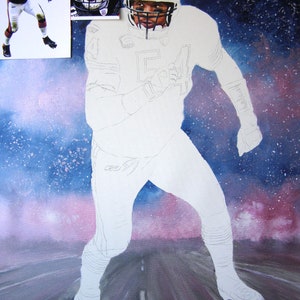 Puede incluir: Pintura inacabada de un jugador de f&uacute;tbol americano con uniforme blanco y el n&uacute;mero 54. El jugador corre por una carretera con un fondo de cielo estrellado. Una imagen m&aacute;s peque&ntilde;a del jugador est&aacute; en la esquina superior izquierda.