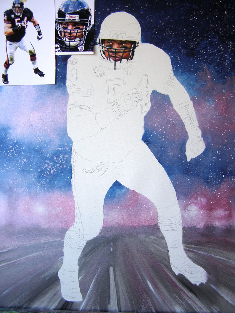 Puede incluir: Pintura inacabada de un jugador de f&uacute;tbol americano con uniforme blanco y el n&uacute;mero 54. El jugador corre por una carretera con un fondo de cielo estrellado. Una imagen m&aacute;s peque&ntilde;a del jugador est&aacute; en la esquina superior izquierda.