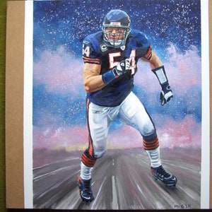 Puede incluir: Pintura acr&iacute;lica de un jugador de f&uacute;tbol americano con uniforme azul marino con el n&uacute;mero 54. El jugador corre por una carretera con un fondo de cielo estrellado. La pintura est&aacute; sobre un lienzo con un borde marr&oacute;n.