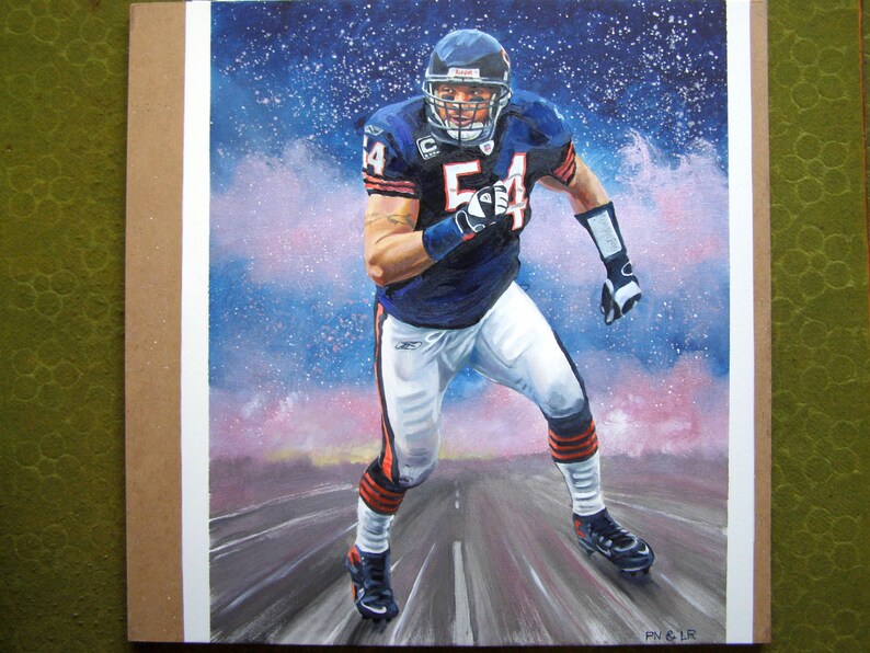 Puede incluir: Pintura acr&iacute;lica de un jugador de f&uacute;tbol americano con uniforme azul marino con el n&uacute;mero 54. El jugador corre por una carretera con un fondo de cielo estrellado. La pintura est&aacute; sobre un lienzo con un borde marr&oacute;n.