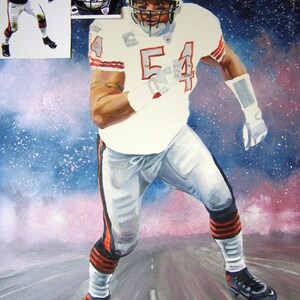 Puede incluir: Pintura al &oacute;leo de un jugador de f&uacute;tbol americano con uniforme blanco y el n&uacute;mero 54 en rojo. El jugador corre por una carretera gris con un fondo estrellado. Una imagen m&aacute;s peque&ntilde;a del jugador con casco est&aacute; en la esquina superior izquierda.