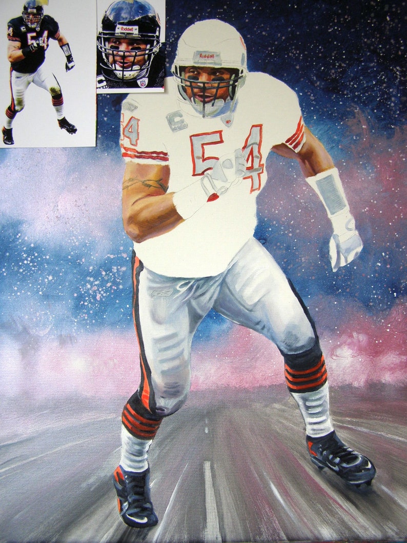 Puede incluir: Pintura al &oacute;leo de un jugador de f&uacute;tbol americano con uniforme blanco y el n&uacute;mero 54 en rojo. El jugador corre por una carretera gris con un fondo estrellado. Una imagen m&aacute;s peque&ntilde;a del jugador con casco est&aacute; en la esquina superior izquierda.