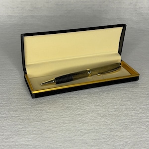 Comfort twist-pen met de hand gedraaid uit Blue Mahoe-hout.