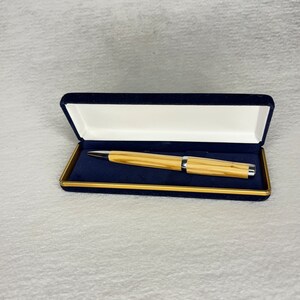 Afgestudeerde pen hand gedraaid van olijfhout.
