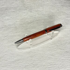 Afgestudeerde penhand gedraaid van Bloodwood.