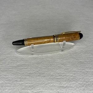 Handgedraaide pen van bruin Mallee wortelhout met gouden accenten.