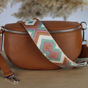 Cognac Braune Leder Bauchtasche für Frauen mit extra gemusterten Trägern, Leder Schultertasche, Crossbody Bag mit Verschiedenen Größen
